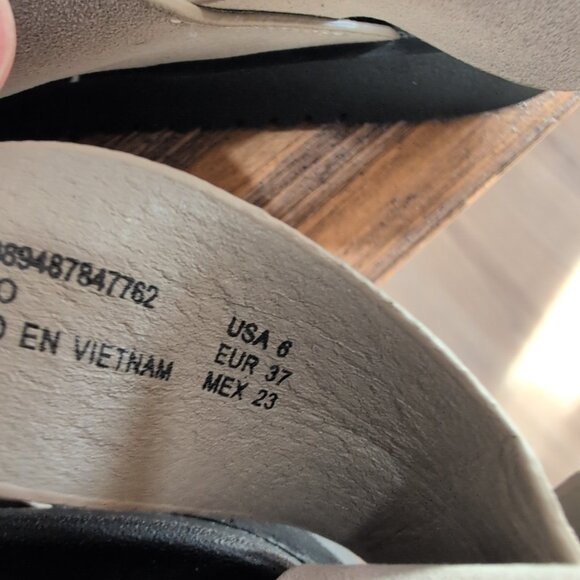 NWT No Boundaries Size 6 Women's Cross-strap Toe Loop Taupe Sandles - Picture 3 of 6